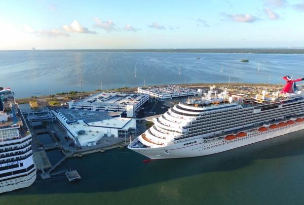 Aerial photo of the 卡纳维拉尔港务局5号邮轮码头. Two cruise ships in port at the updated terminal.